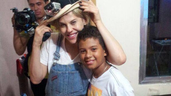 Bárbara Paz passa o Natal com moradores da Rocinha