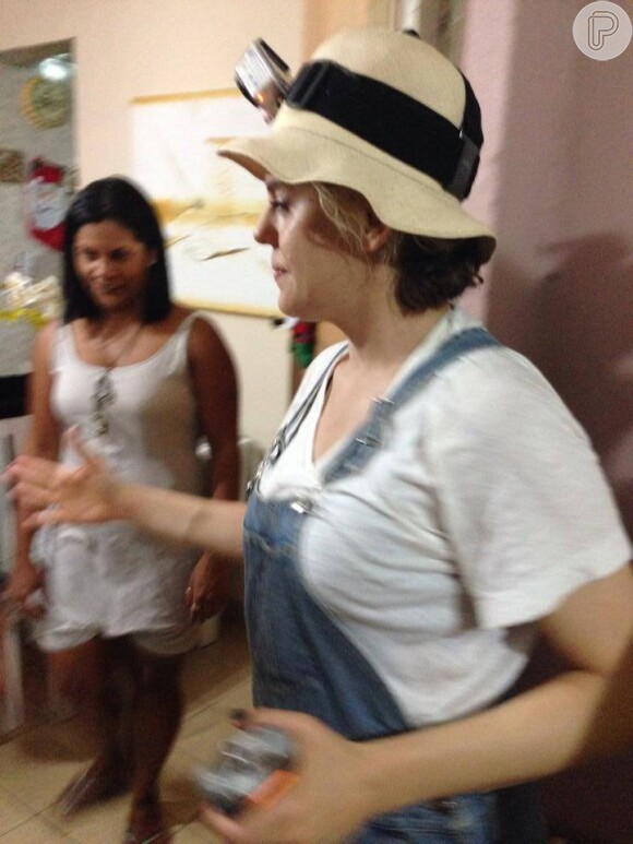 Bárbara Paz conversa com moradores da Rocinha em noite de Natal