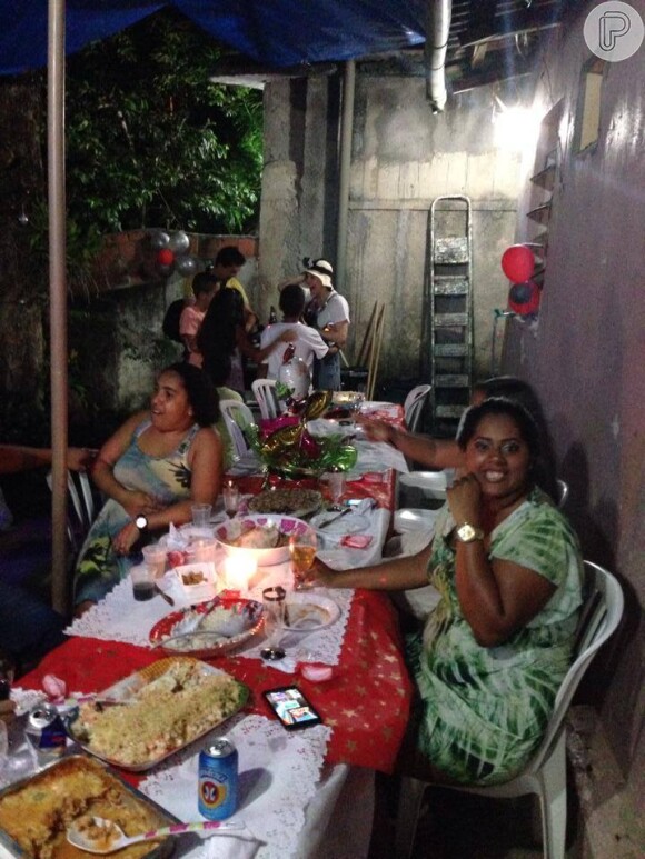 Bárbara Paz se diverte com moradores da Rocinha