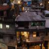Bárbara Paz faz um vídeo de casas da Rocinha
