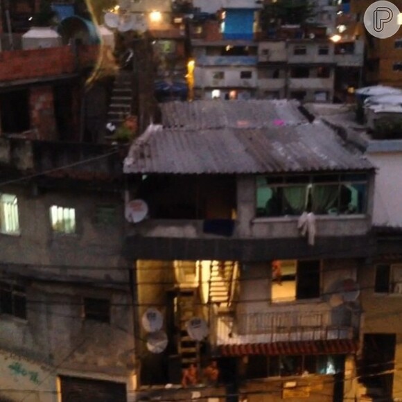 Bárbara Paz faz um vídeo de casas da Rocinha