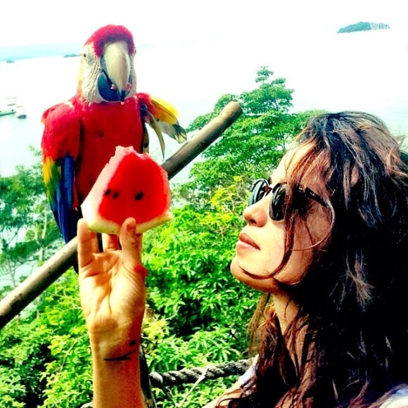Nanda Costa brincou com uma arara na Ilha do Algodão. 'Laura e eu', legendou a imagem
