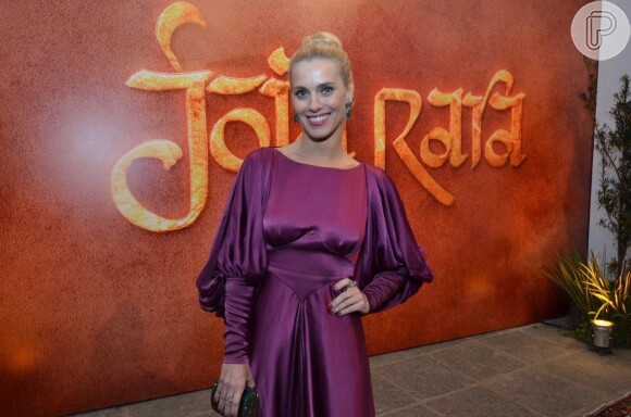Carolina Dieckmann está no ar em "Joia Rara", com a personagem Iolanda