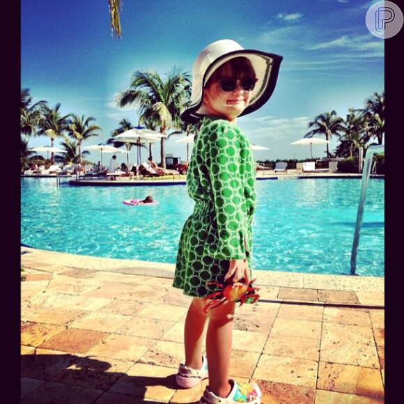 Rafaella Justus posa em frente a uma piscina em Miami, em registro feito por sua mãe, Ticiane Pinheiro, nesta quinta-feira, 3 de janeiro de 2013