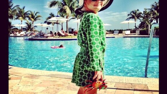 Rafaella Justus posa de roupão e óculos escuros em piscina em Miami, nos EUA