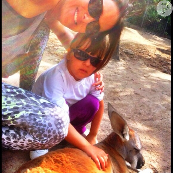 Rafaella Justus se encanta por um canguru, em registro ao lado da mãe, Ticiane Pinheiro