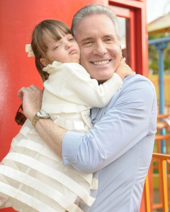 Em agosto, durante o aniversário de 3 anos de Rafa Justus, a menina ganhou um abraço apertado do pai, Roberto Justus