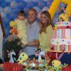Roberto Justus e Ticiane Pinheiro posam com a filha na festa de 3 anos de Rafa Justus