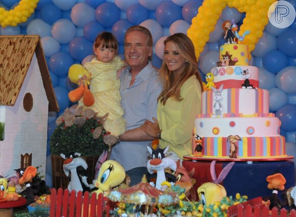 Roberto Justus e Ticiane Pinheiro posam com a filha na festa de 3 anos de Rafa Justus