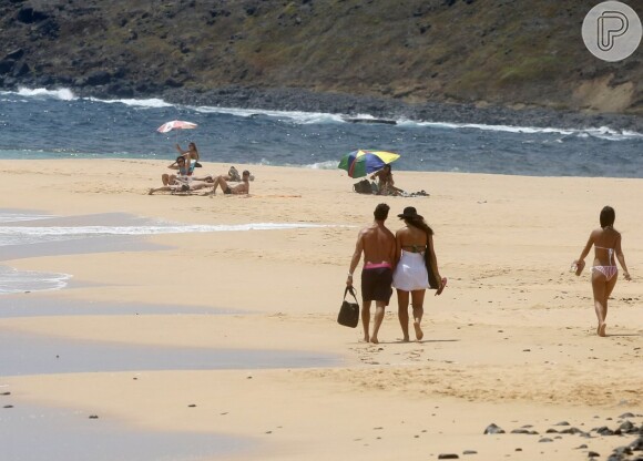 O casal aproveitou o dia ensolarado para curtir a praia