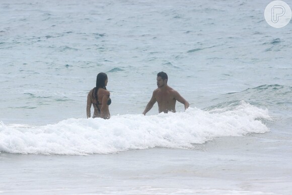 O casal se refresca no mar de Noronha