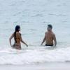 Débora Nascimento e José Loreto curtem praia em Fernando de Noronha