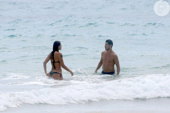 Débora Nascimento e José Loreto curtem praia em Fernando de Noronha