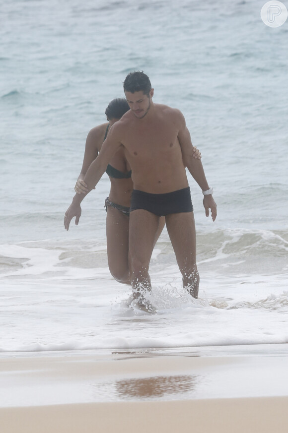 Débora Nascimento e José Loreto curtem praia em Fernando de Noronha 