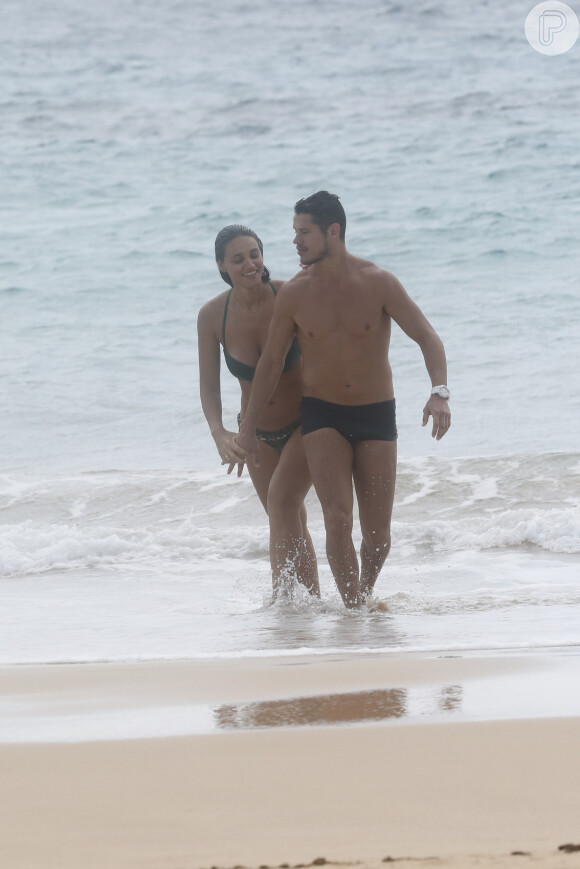 Débora Nascimento e José Loreto curtem a praia no arquipélago pernambucano