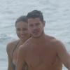 No sábado, 28 de dezembro de 2013, Débora Nascimento e José Loreto curtiram o dia ensolarado na praia em Fernando de Noronha, em Permanbuco