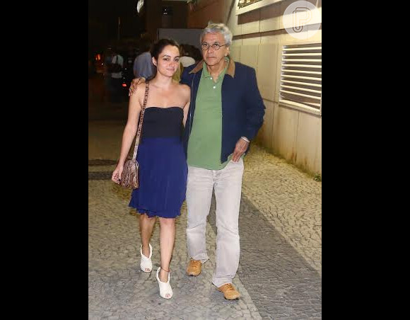 Caetano Veloso está namorando a médica de 38 anos, Luana Moussallem. O casal foi visto no último sábado, 28 de dezembro de 2013, no espetáculo 'Elis, A Musical', no Teatro Oi Casa Grande, no Leblon, Zona Sul do Rio de Janeiro