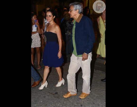 Caetano Veloso está namorando a médica de 38 anos, Luana Moussallem. O casal foi visto no último sábado, 28 de dezembro de 2013, no espetáculo 'Elis, A Musical', no Teatro Oi Casa Grande, no Leblon, Zona Sul do Rio de Janeiro