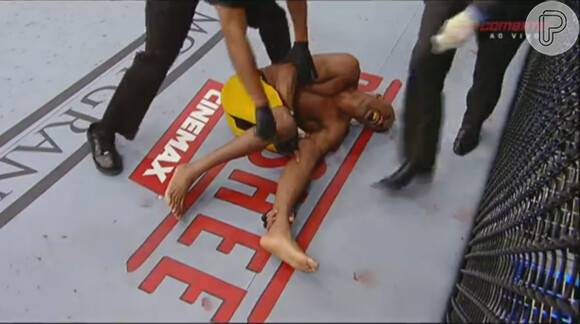 Anderson Silva fraturou a tíbia durante luta do UFC 168 neste domingo (29) em Las Vegas e foi impedido de continuar brigando pelo título; cinturão se manteve com Chris Weidman