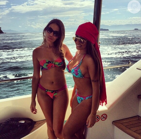 Raffaela Santos, irmã de Neymar, passeia de barco com amigos e o craque em Angra dos Reis: 'O verão chegou', escreveu ela no Instagram