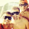 Neymar posa com amigos durante passeio de barco em Angra dos Reis, Rio de Janeiro