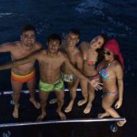 Neymar curte fim de ano em passeio de barco na companhia da irmã e amigos