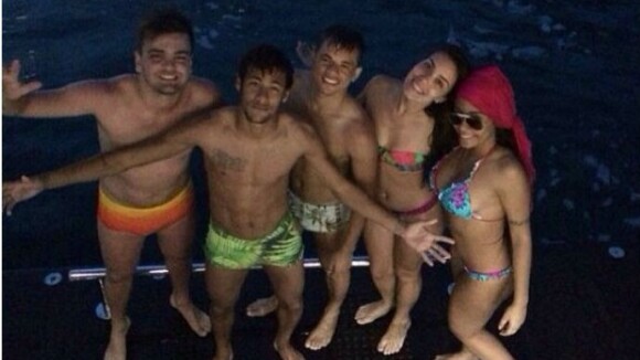 Neymar curte fim de ano em passeio de barco na companhia da irmã e amigos