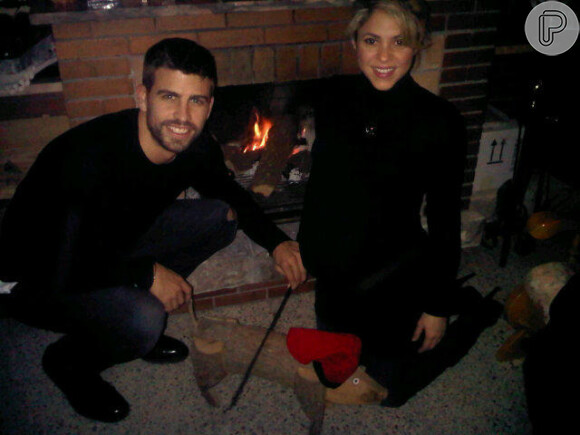 Shakira e Gerard Piqué se aqueceram em frente à lareira na noite de Natal