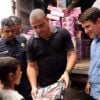 Ronaldo foi junto com a noiva entregar os donativos para as vítimas das enchentes em Búzios, no Rio de Janeiro