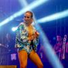 Claudia Leitte exibe pernas e quase mostra demais em show em Pernambuco