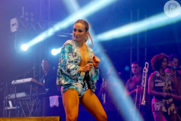 Claudia Leitte exibe pernas e quase mostra demais em show em Pernambuco