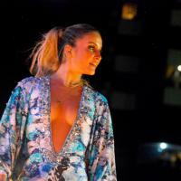 Claudia Leitte abusa de decote e comemora show de Réveillon: 'Tirando ondinha'