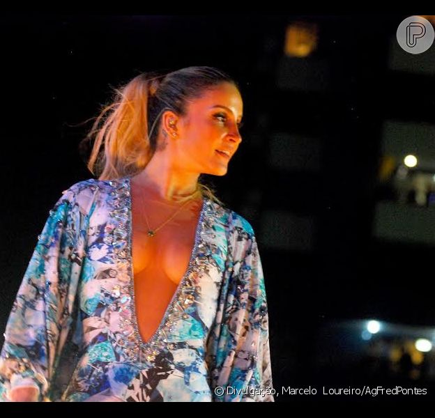 Anitta E Claudia Leitte Mostra Demais Claudia Leitte Abusa De Decote E Comemora Show De Reveillon Tirando Ondinha Purepeople
