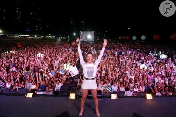 Claudia Leitte em show de Réveillon em Pernambuco: "700 mil pessoas!", comemorou a cantora pelo Instagram