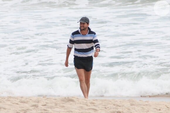 Marcelo Serra passeia em praia no Rio de Janeiro