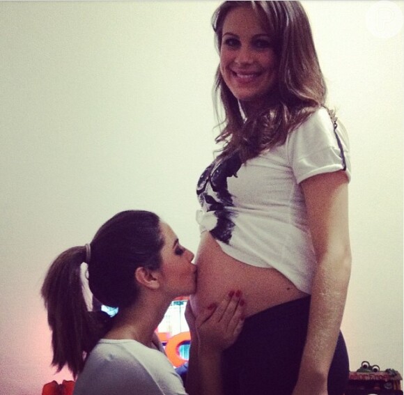 Caio Castro perdeu uma filha em novembro de 2013. Na foto, Giovanna Lancellotti beija a barriga de Naise Aquino, que teve uma filha do ator, Valentina