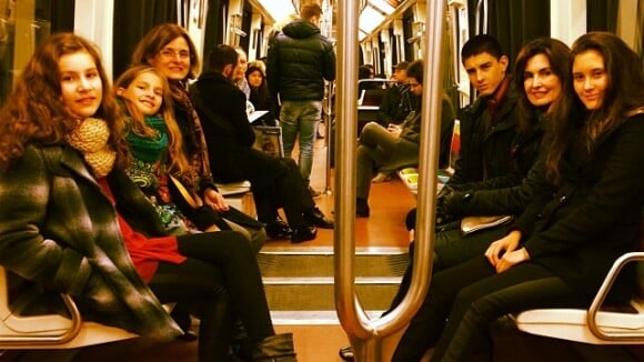 William Bonner e Fátima Bernardes andam de metrô com os filhos em Paris