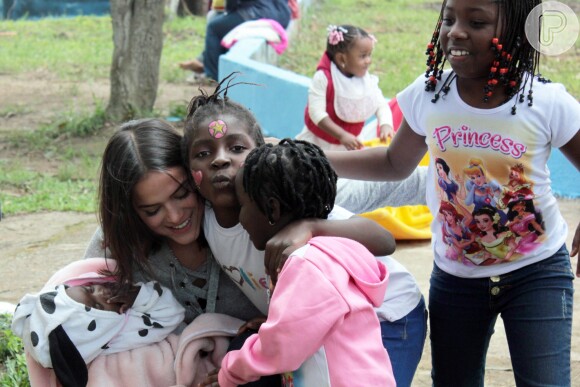 Bruna Marquezine se diverte ao lado de crianças e ganha homenagem de ONG: 'Cidadã do mundo'