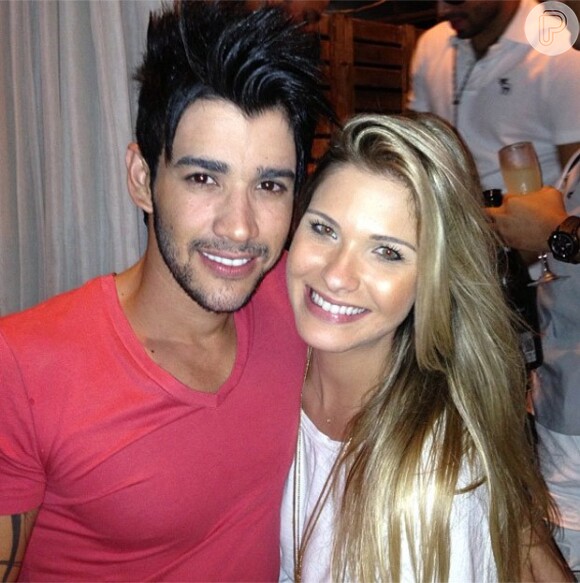 Gusttavo Lima postou em seu Instagram uma foto abraçado à noiva, Andressa Suita, durante festa em Florianópolis, em 5 de janeiro de 2013