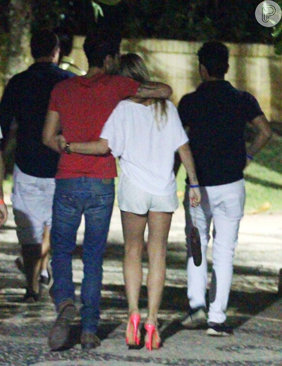 Ela ganhou beijo carinhoso na saída da festa em Florianópolis