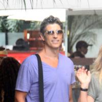 Reynaldo Gianecchini passeia sorridente acompanhado de amiga em shopping do Rio