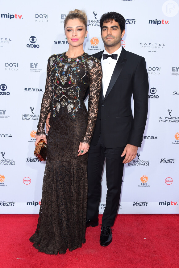Grazi Massafera teve a companhia do namorado, Patrick Bulus, na entrega do Emmy, em Nova York, nos Estados Unidos, na noite desta segunda-feira, 21 de novembro de 2016