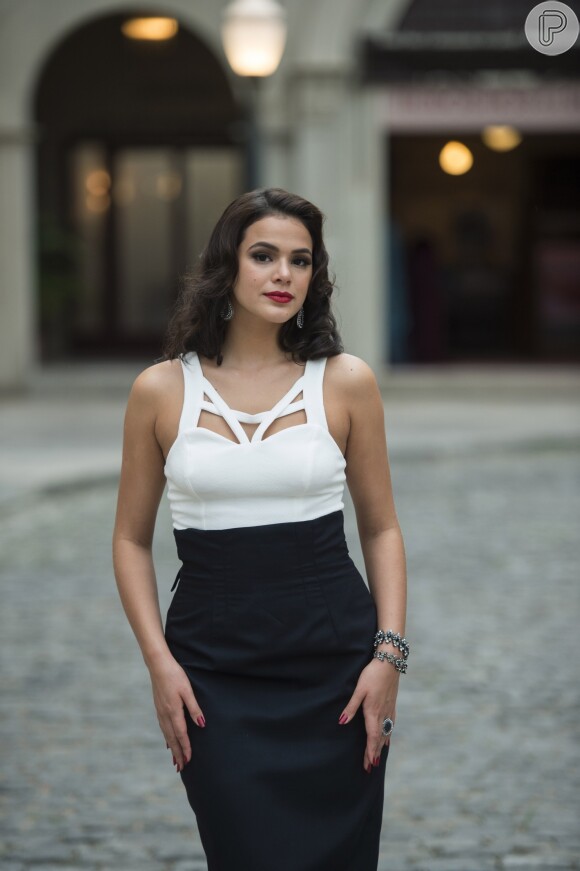 Atualmente, Bruna Marquezine vive a sensual Beatriz da série 'Nada Será como Antes', da TV Globo