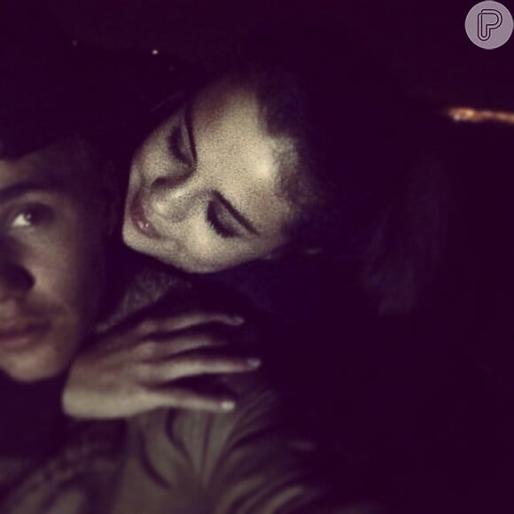 Justin Bieber publicou uma foto em que é abaraçado por Selena Gomez e se declarou apara a cantora