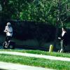 Justin Bieber e Selena Gomez foram fotografados andando de diciclo ao redor do condomínio que ele mora na California