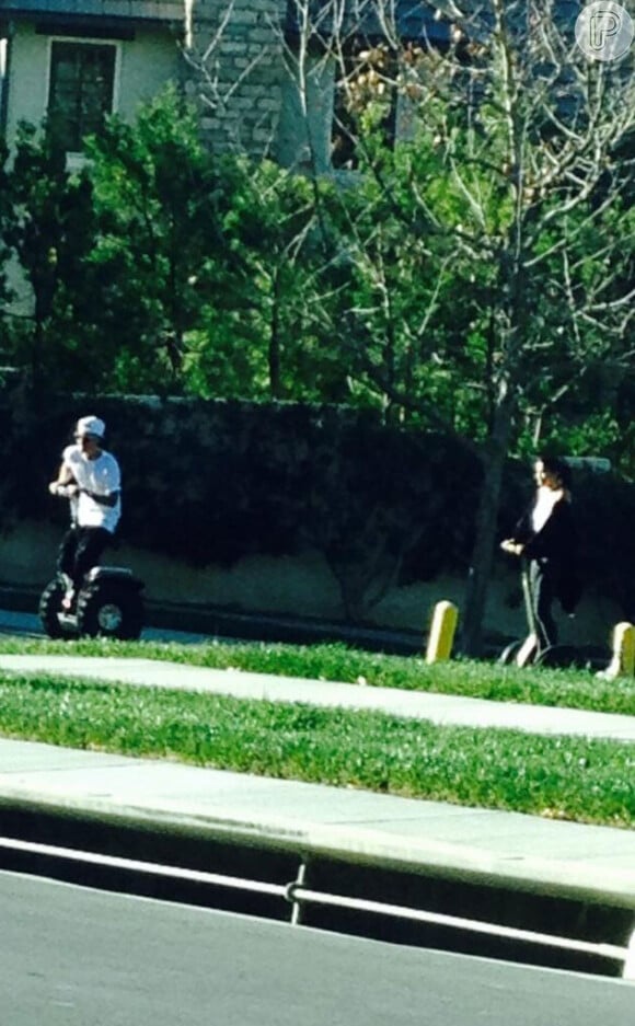 Justin Bieber e Selena Gomez foram fotografados andando de diciclo ao redor do condomínio que ele mora na California