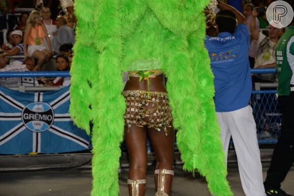 Cris Vianna brilhou com saia por cima de lingerie fio-dental à frente da bateria da Imperatriz, no Carnaval 2014