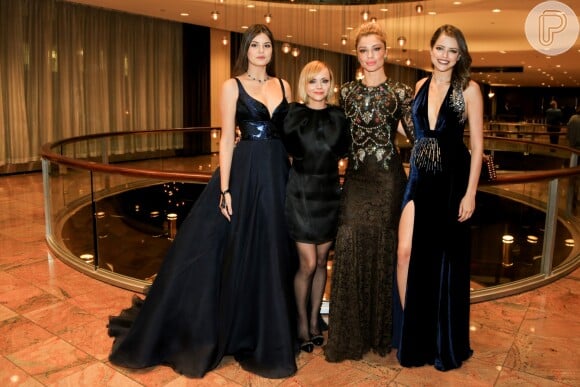 Camila Queiroz, Grazi Massafera e Agatha Moreira posam com Christina Ricci no Emmy Internacional 2016