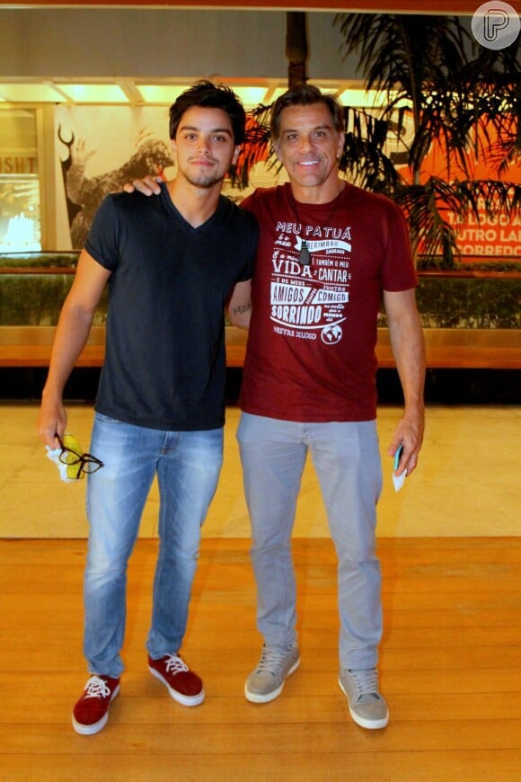 Rodrigo Simas e o pai, Beto Simas, posaram antes da estreia da peça 'Romeu & Julieta'