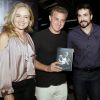 Angélica e Luciano Huck posam no lançamento do livro 'Humano Demais', ao lado padre Fábio de Melo e do jornalista Rodrigo Alvarez